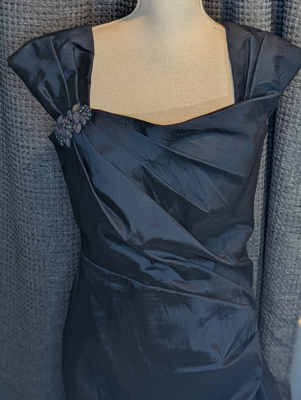 Elegant Tadashi Shoji Navy Satin Evening Gown with Flattering Details